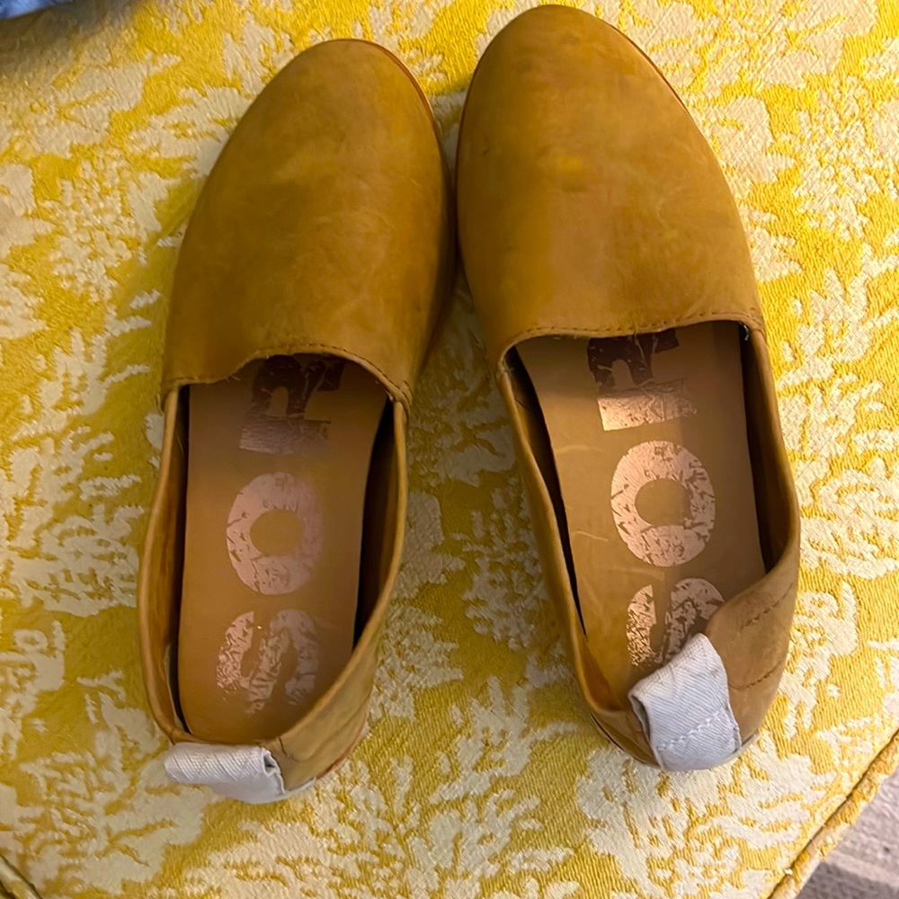 Sorel tan loafers